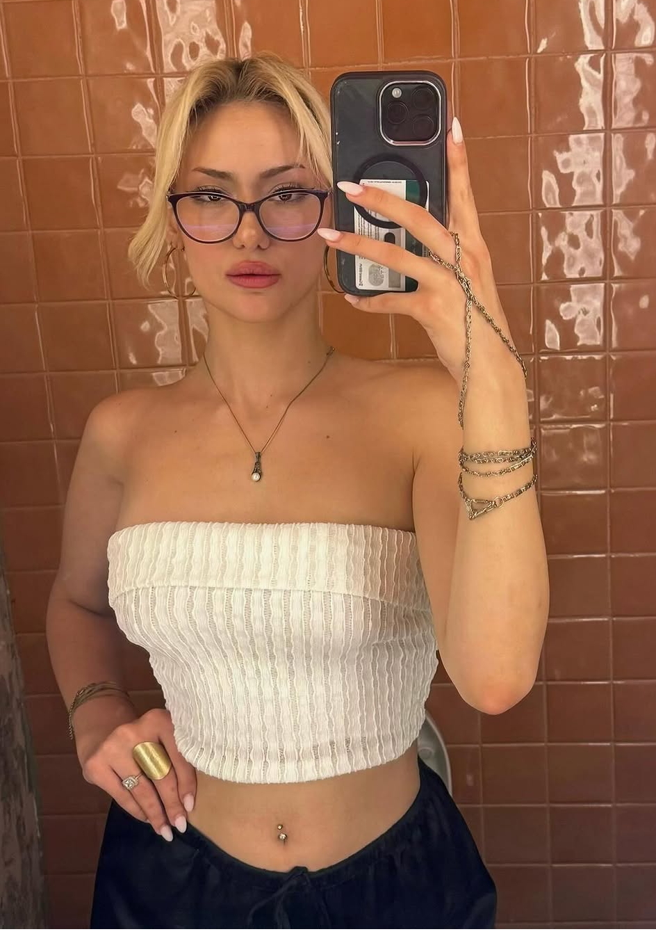 Mazmanlı Başarıya Odaklanmış Kadın Bayan Escort Zeynep
